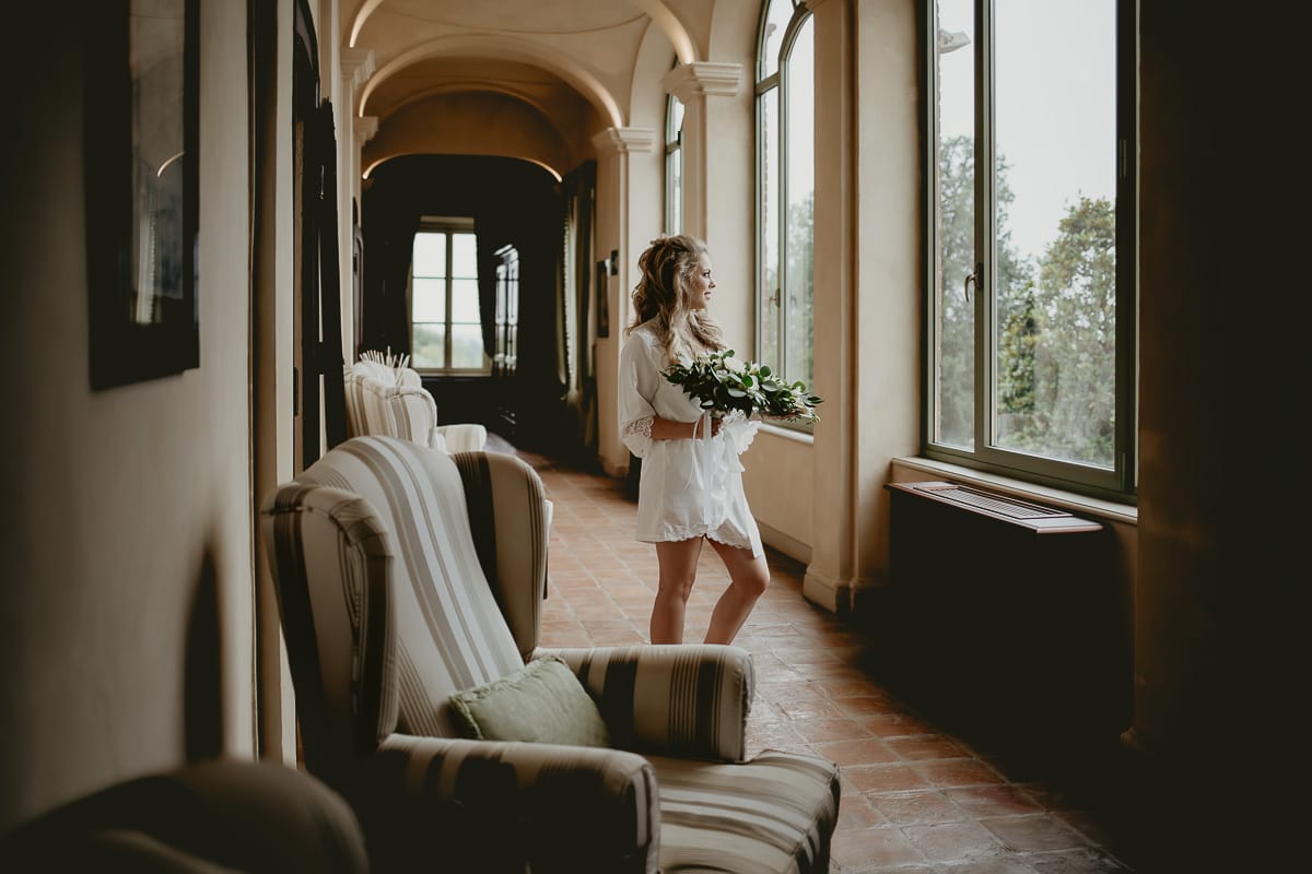 Destination wedding al Relais Sant'Uffizio. Preparazione della sposa. sposa con il bouquet