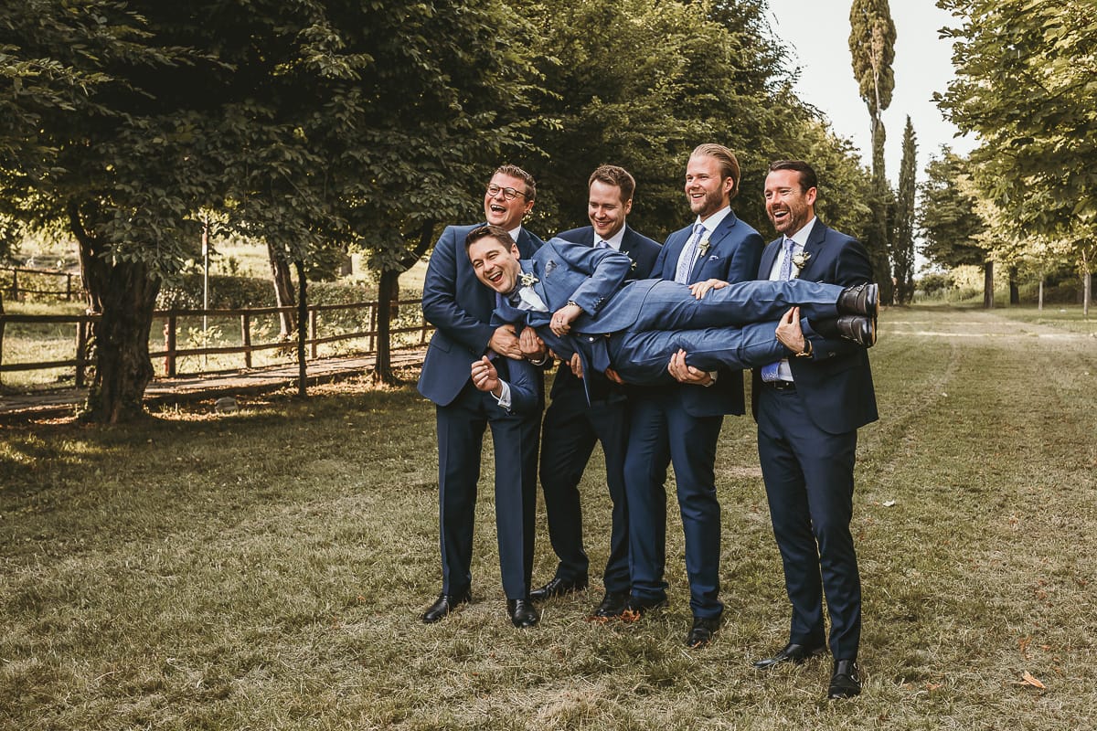 Destination wedding al Relais Sant'Uffizio. Fotografia di gruppo. Sposo con i groomsmen
