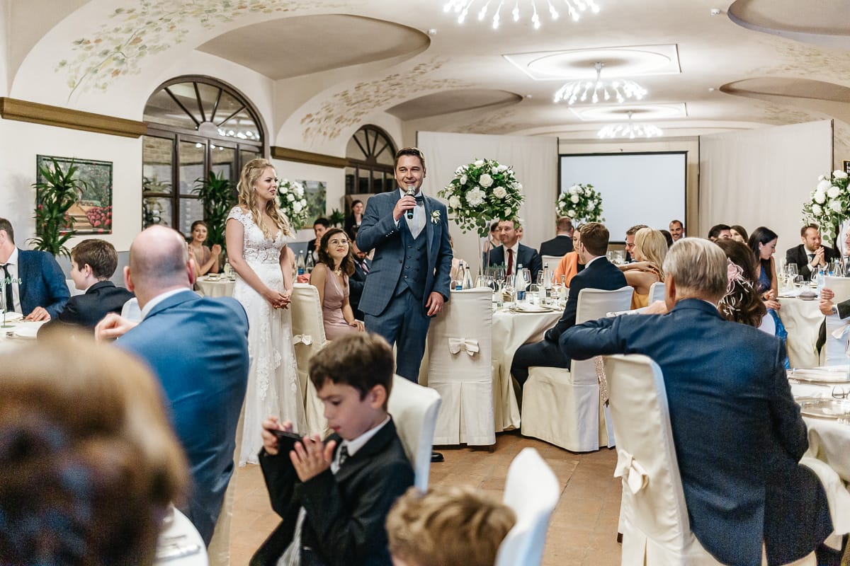 Destination wedding al Relais Sant'Uffizio. Cena. Entrata degli sposi.