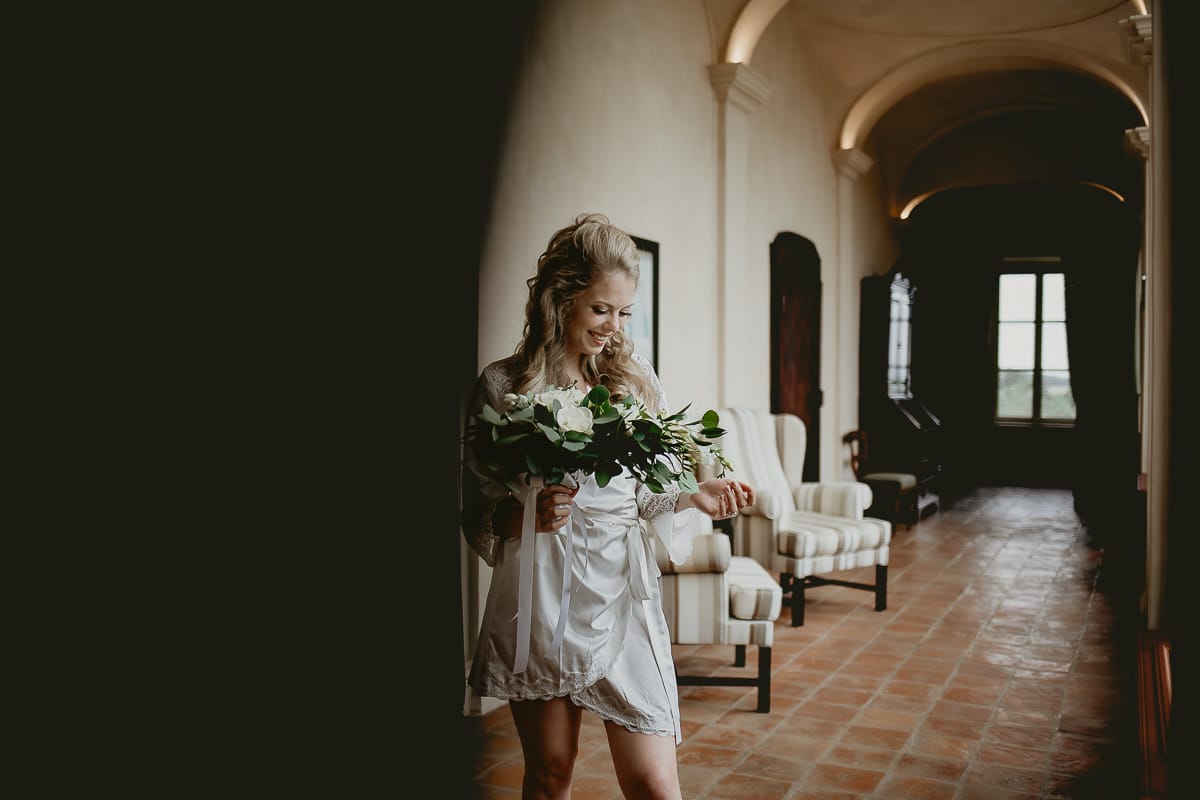 Destination wedding al Relais Sant'Uffizio. Preparazione della sposa. Sposa con il bouquet.