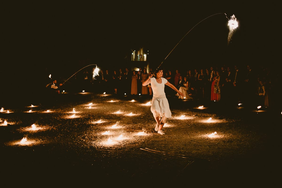 Destination wedding al Relais Sant'Uffizio. Intrattenimento serale dei Mangiafuoco