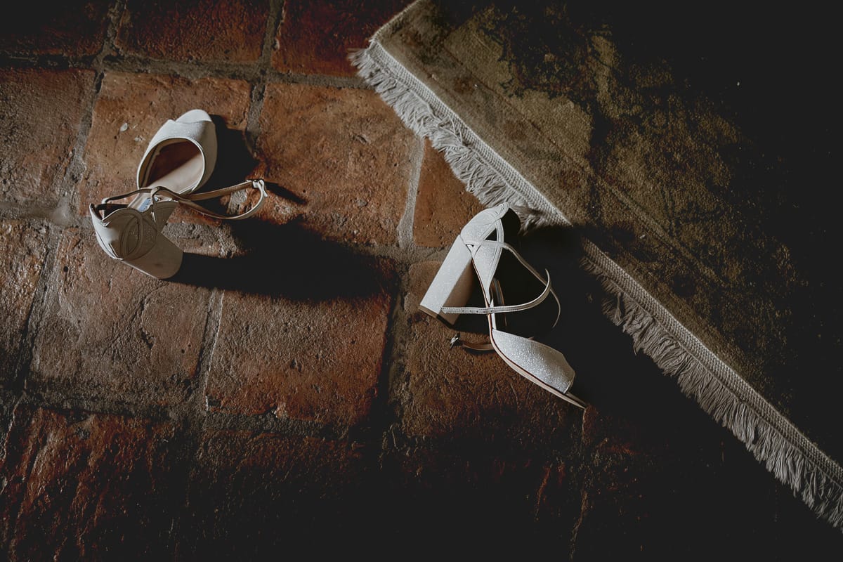 Destination wedding al Relais Sant'Uffizio. Preparazione della sposa. Scarpe.