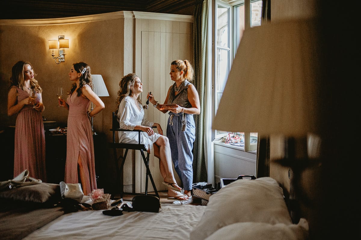 Destination wedding al Relais Sant'Uffizio. Preparazione della sposa. Make-up