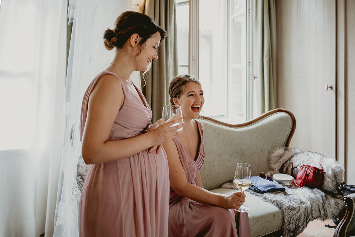 Destination wedding al Relais Sant'Uffizio. Preparazione della sposa. Damigelle che ridono.