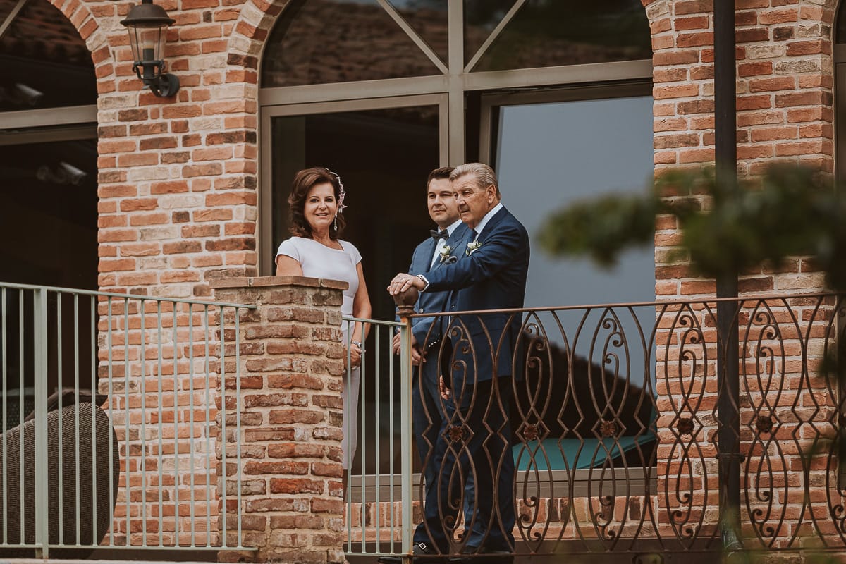Destination wedding al Relais Sant'Uffizio. Cerimonia.Sposo con i genitori.