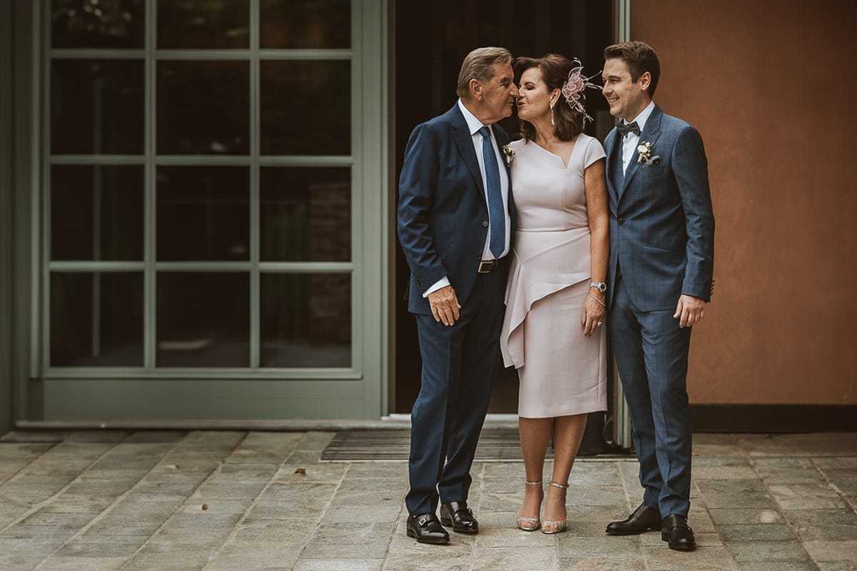 Destination wedding al Relais Sant'Uffizio. Cerimonia.Sposo con i genitori.