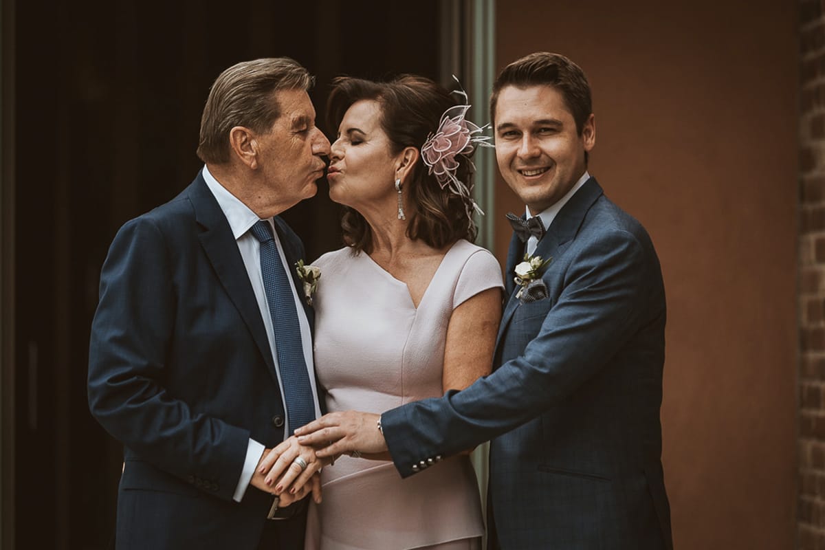 Destination wedding al Relais Sant'Uffizio. Cerimonia.Sposo con i genitori.