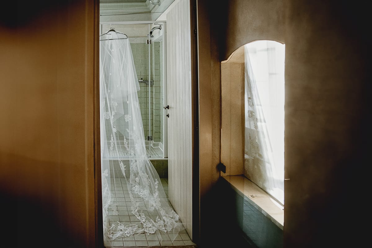 Destination wedding al Relais Sant'Uffizio. Preparazione della sposa. Velo