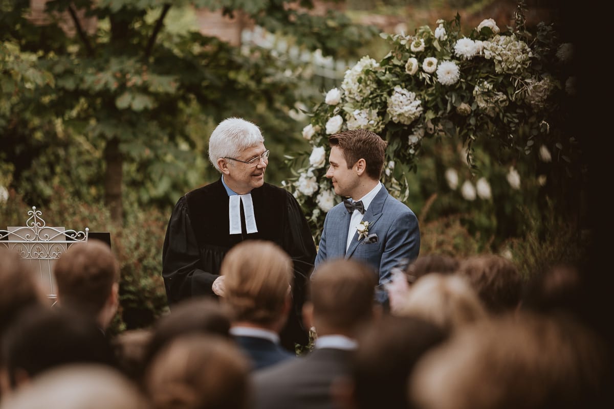 Destination wedding al Relais Sant'Uffizio. Cerimonia.Sposo aspetta la sposa e conversa con il pastore protestante.