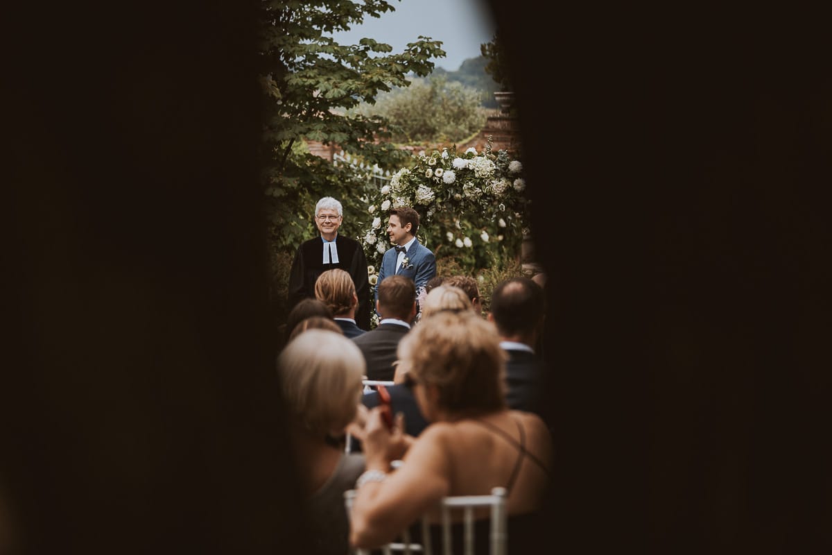 Destination wedding al Relais Sant'Uffizio. Cerimonia.Sposo aspetta la sposa e conversa con il pastore protestante.