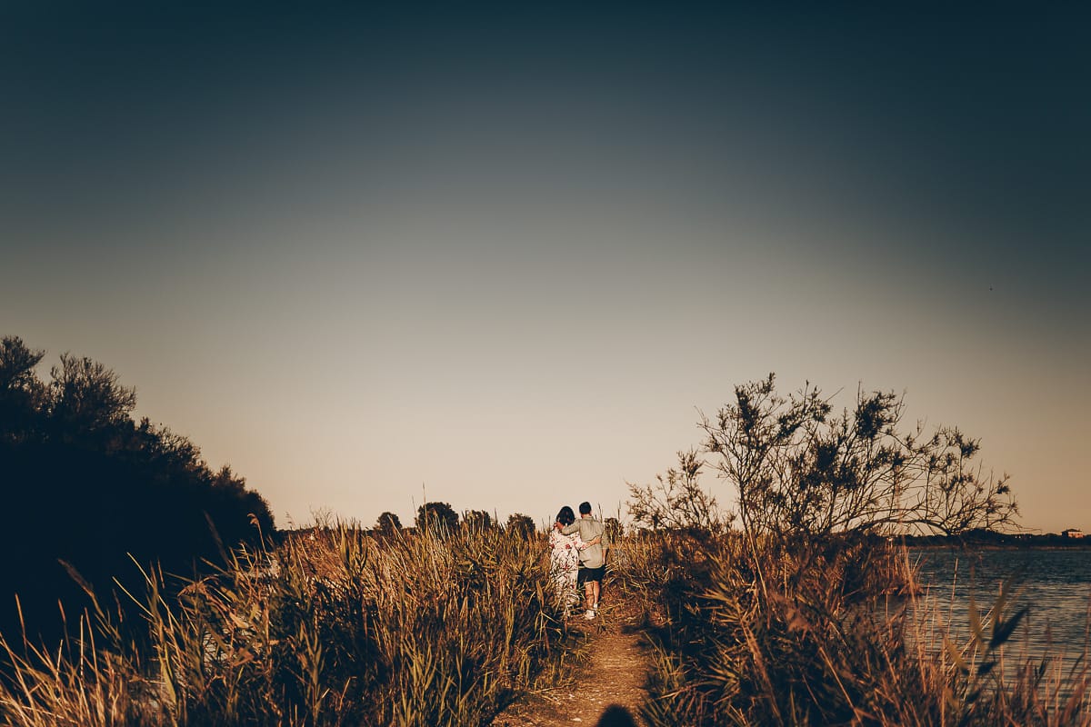 Servizio fotografico di coppia nella Laguna del Delta del Po al tramonto. Diego e Serena tra i canneti e le piante di more