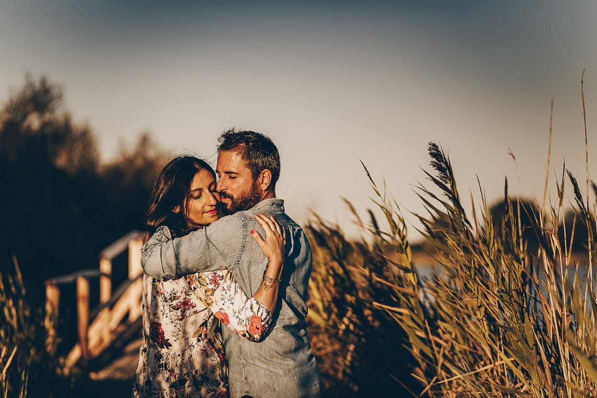 Servizio fotografico di coppia nella Laguna del Delta del Po al tramonto. Diego e Serena sul ponticello di legno