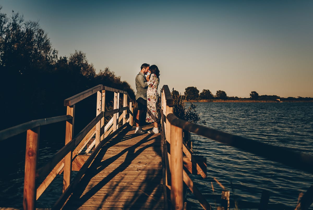 Servizio fotografico di coppia nella Laguna del Delta del Po al tramonto. Diego e Serena sul ponticello di legno