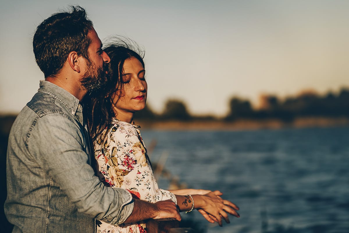 Servizio fotografico di coppia nella Laguna del Delta del Po al tramonto. Diego e Serena sul ponticello di legno
