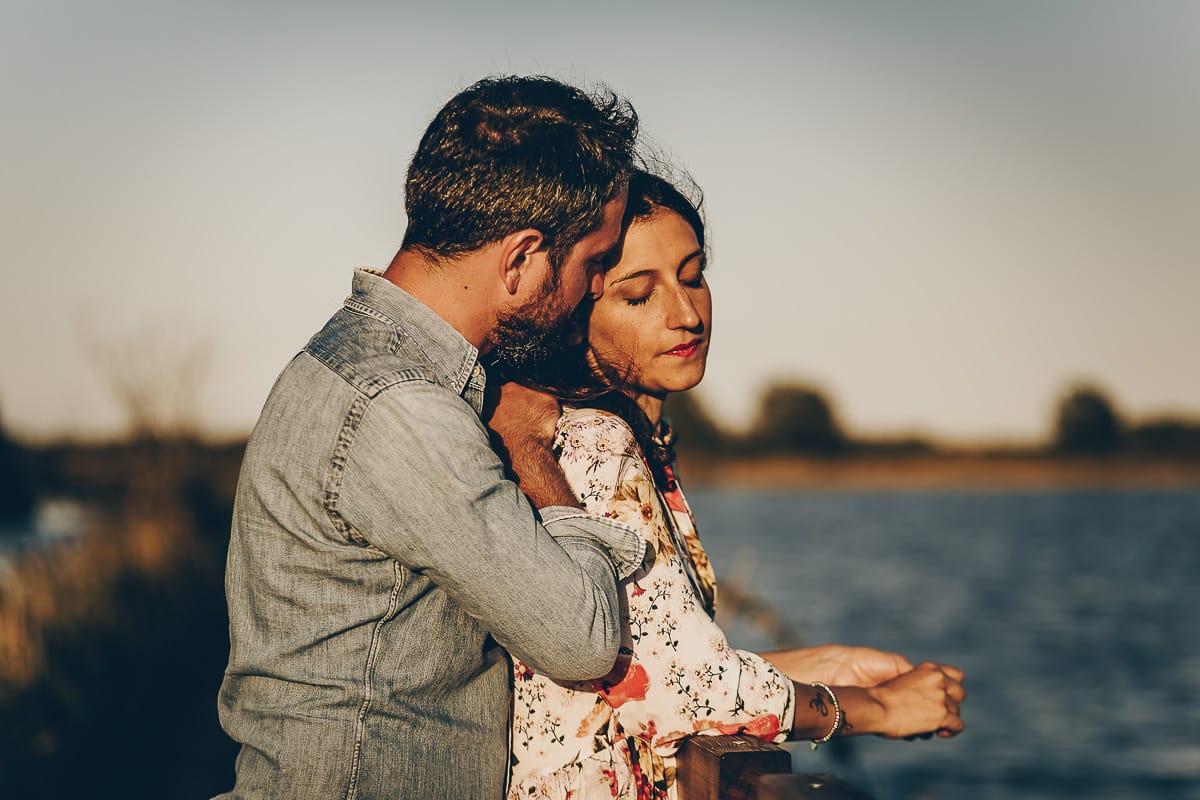 Servizio fotografico di coppia nella Laguna del Delta del Po al tramonto. Diego e Serena sul ponticello di legno