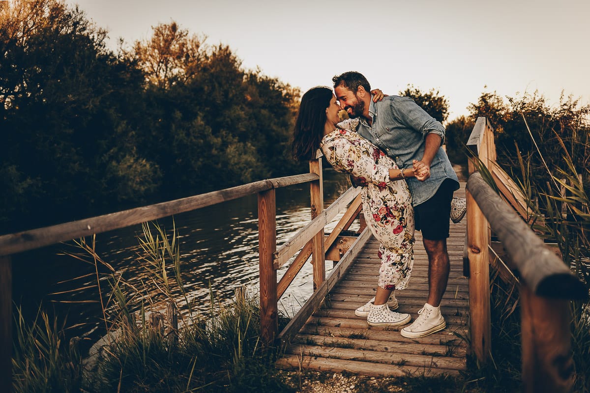 Servizio fotografico di coppia nella Laguna del Delta del Po al tramonto. Diego e Serena sul ponticello di legno