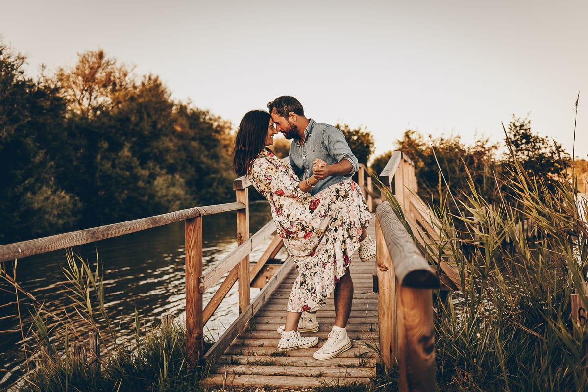 Servizio fotografico di coppia nella Laguna del Delta del Po al tramonto. Diego e Serena sul ponticello di legno