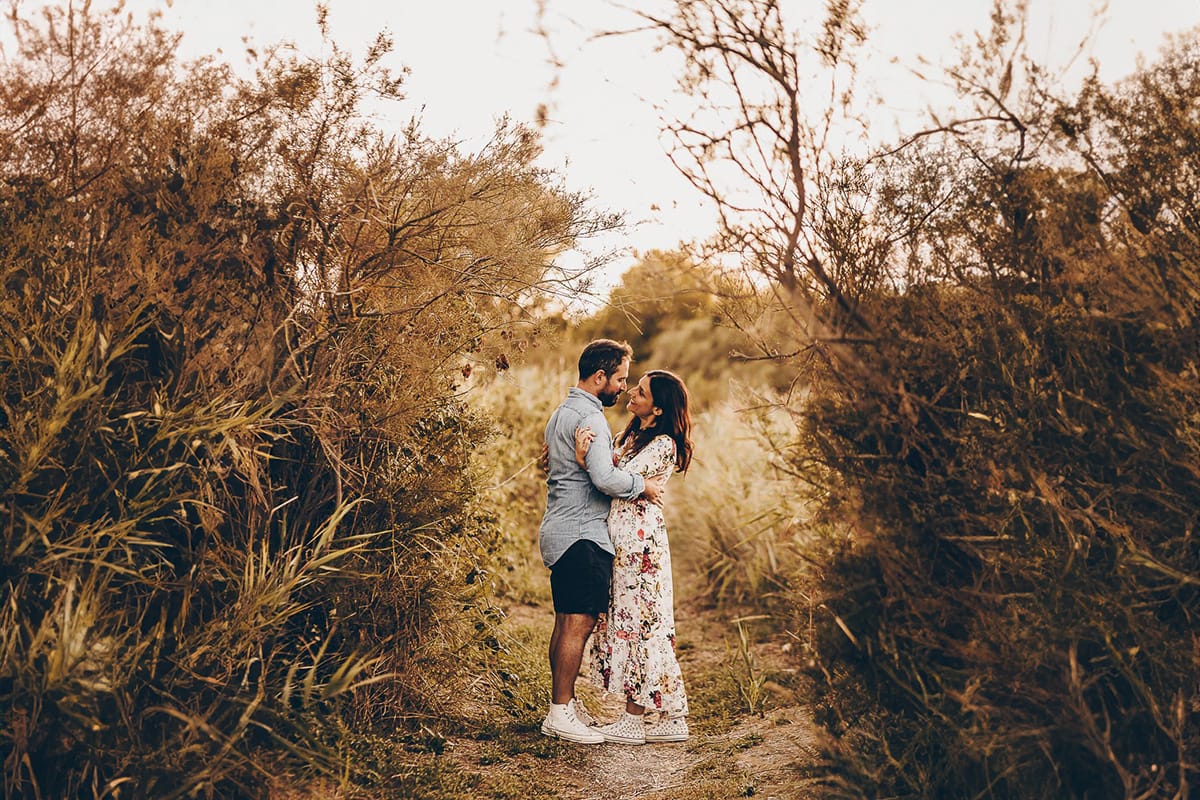 Servizio fotografico di coppia nella Laguna del Delta del Po al tramonto. Diego e Serena nel boschetto