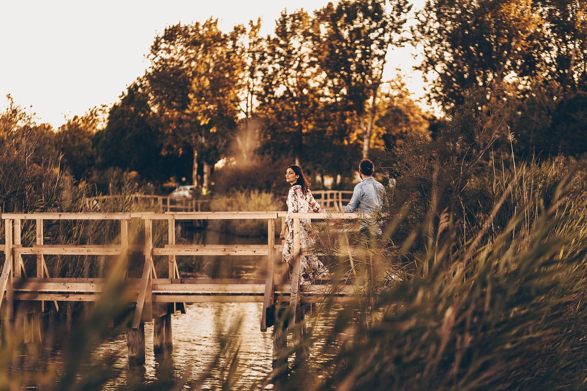 Servizio fotografico di coppia nella Laguna del Delta del Po al tramonto. Diego e Serena sul ponticello di legno