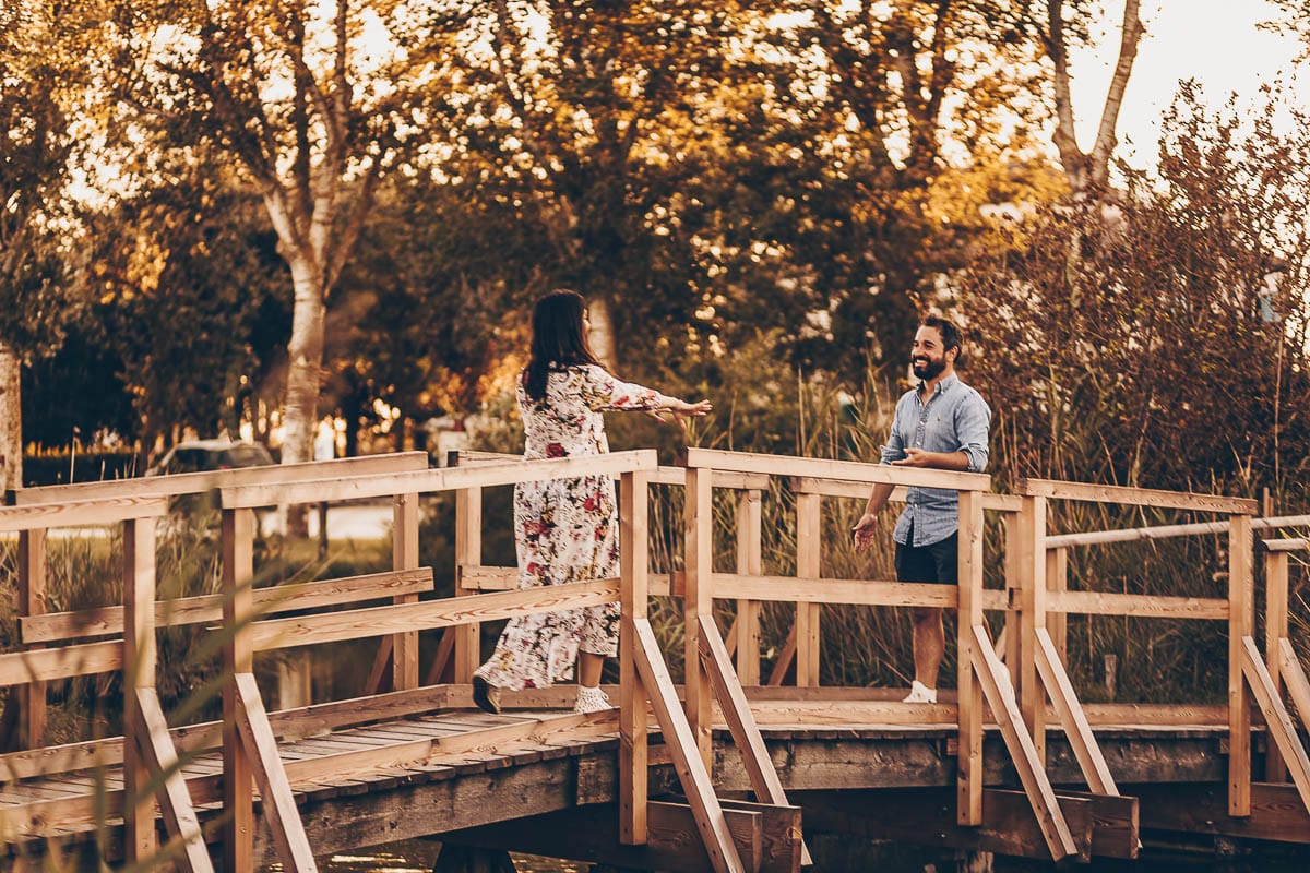 Servizio fotografico di coppia nella Laguna del Delta del Po al tramonto. Diego e Serena sul ponticello di legno