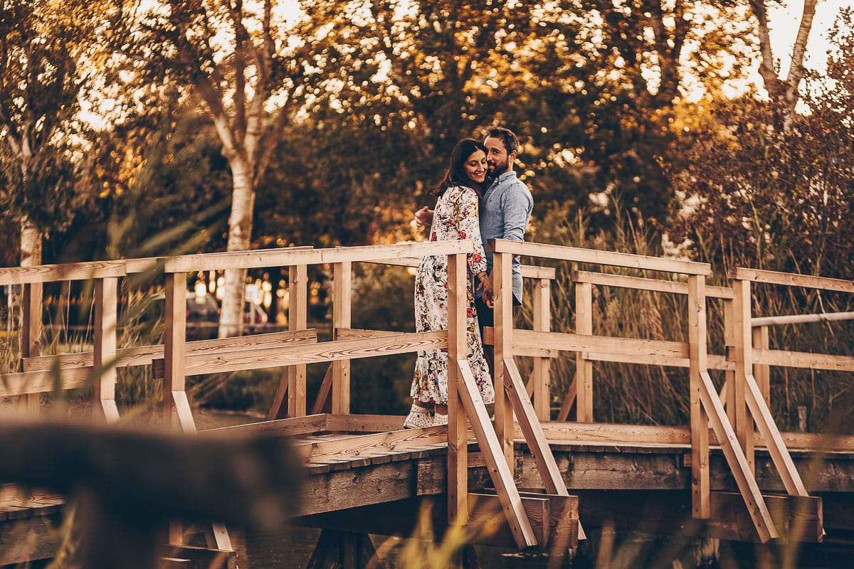 Servizio fotografico di coppia nella Laguna del Delta del Po al tramonto. Diego e Serena sul ponticello di legno