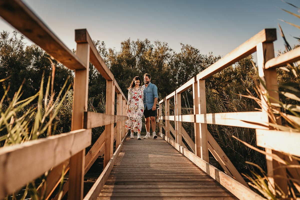 Servizio fotografico di coppia nella Laguna del Delta del Po al tramonto. Diego e Serena sul ponticello di legno
