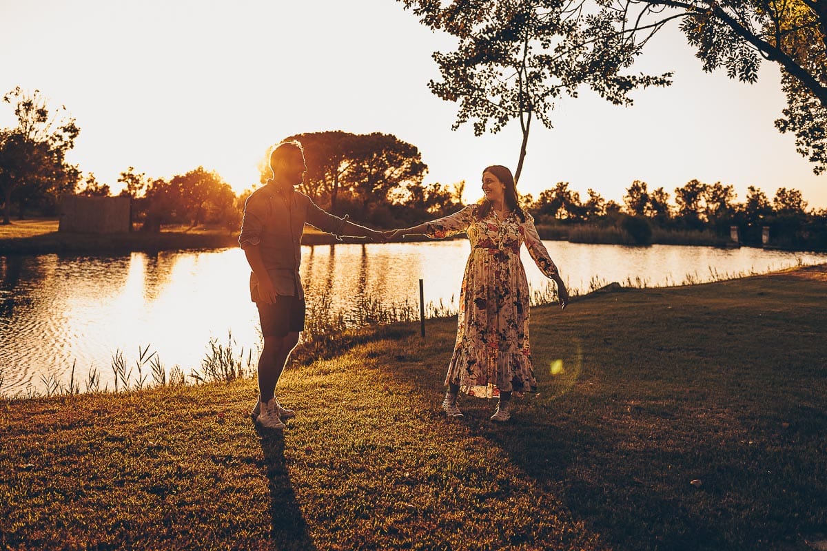Servizio fotografico di coppia nella Laguna del Delta del Po al tramonto.