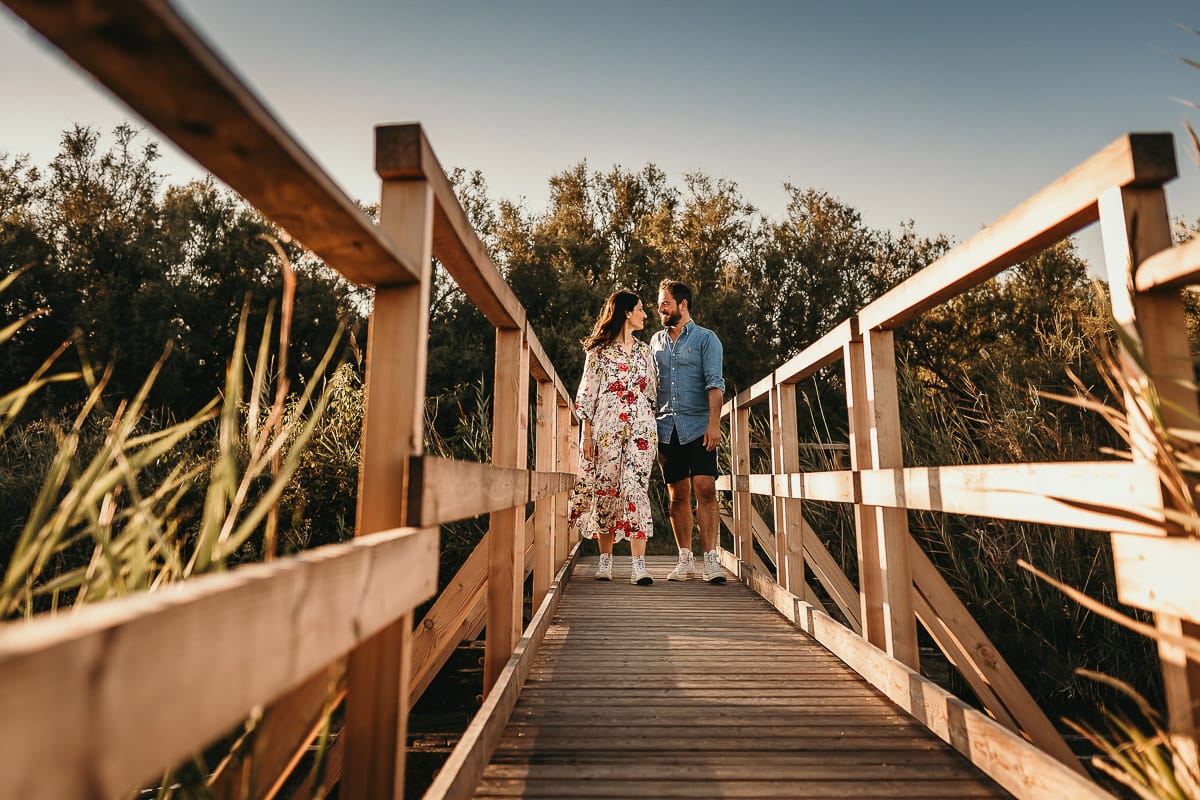Servizio fotografico di coppia nella Laguna del Delta del Po al tramonto. Diego e Serena sul ponticello di legno