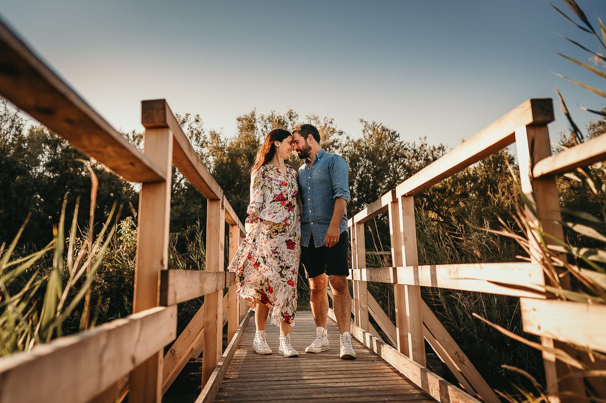 Servizio fotografico di coppia nella Laguna del Delta del Po al tramonto. Diego e Serena sul ponticello di legno