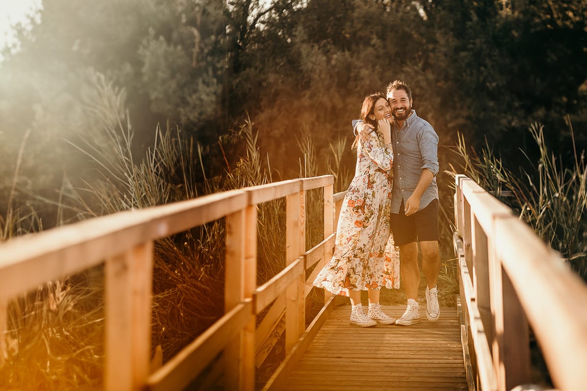 Servizio fotografico di coppia nella Laguna del Delta del Po al tramonto. Diego e Serena sul ponticello di legno