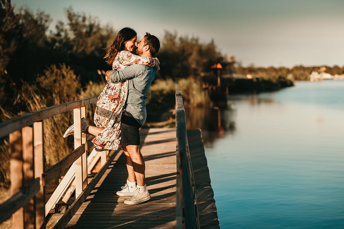 Servizio fotografico di coppia nella Laguna del Delta del Po al tramonto. Diego e Serena sul ponticello di legno