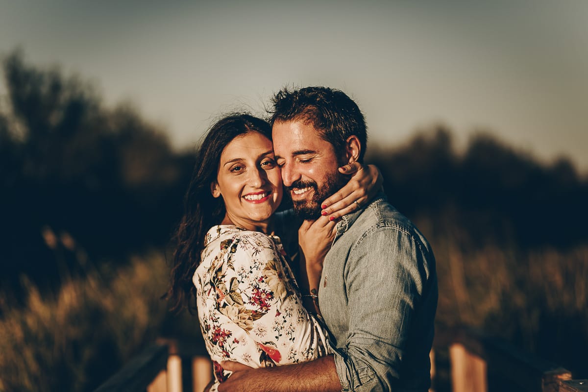 Servizio fotografico di coppia nella Laguna del Delta del Po al tramonto. Diego e Serena sul ponticello di legno