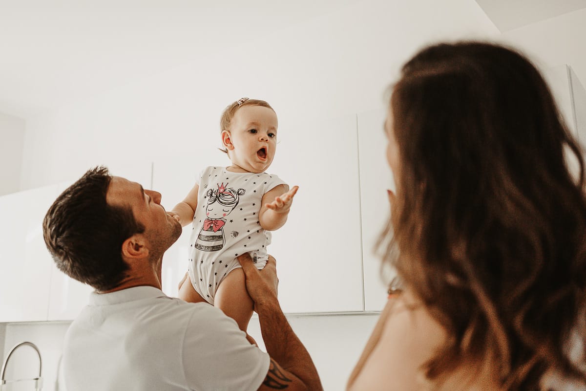 Fotografia di famiglia a Chieri. La piccola Aurora tra le braccia dei genitori