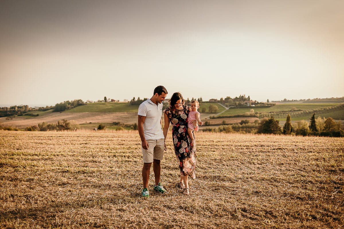 Fotografia di famiglia a Chieri. Ritratti spontanei in esterno nelle colline intorno alla città, al tramonto.