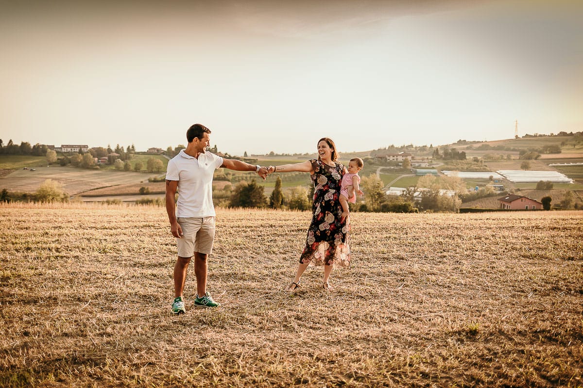 Fotografia di famiglia a Chieri. Ritratti spontanei in esterno nelle colline intorno alla città, al tramonto.