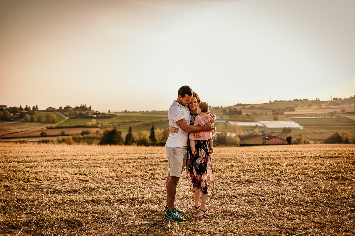 Fotografia di famiglia a Chieri. Ritratti spontanei in esterno nelle colline intorno alla città, al tramonto.