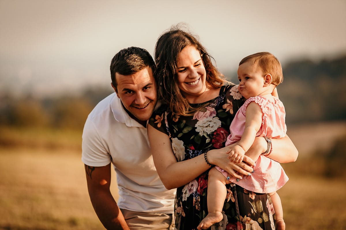 Fotografia di famiglia a Chieri. Ritratti spontanei in esterno nelle colline intorno alla città, al tramonto.