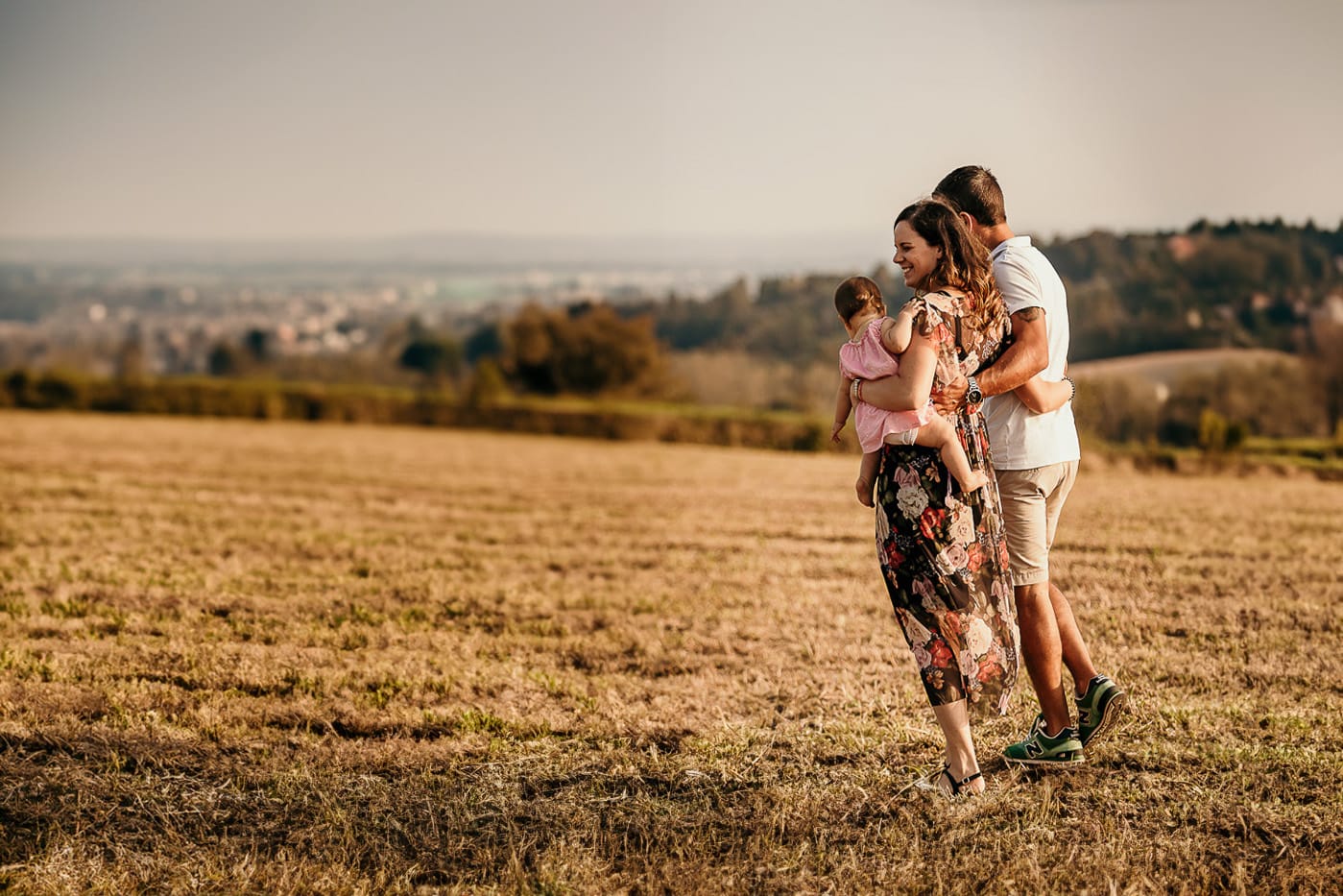 Fotografia di famiglia a Chieri. Ritratti spontanei in esterno nelle colline intorno alla città, al tramonto.