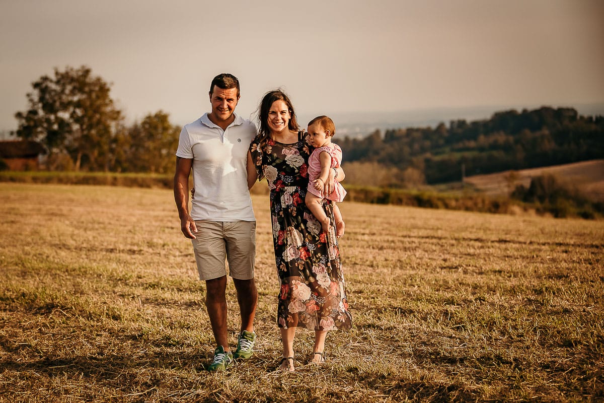 Fotografia di famiglia a Chieri. Ritratti spontanei in esterno nelle colline intorno alla città, al tramonto.