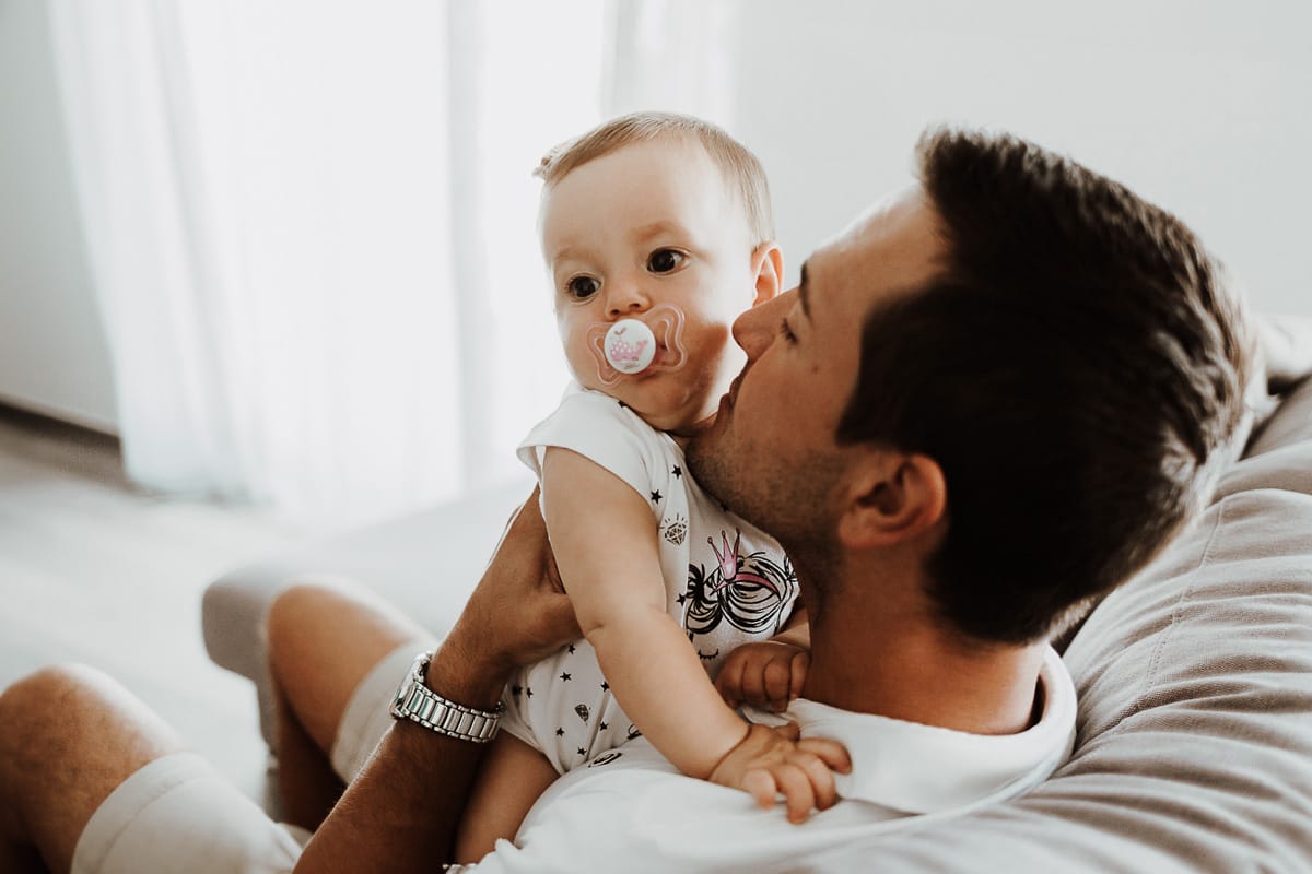 Fotografia di famiglia a Chieri. La piccola Aurora in braccio al papà