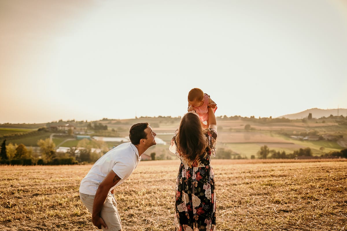 Fotografia di famiglia a Chieri. Ritratti spontanei in esterno nelle colline intorno alla città, al tramonto.