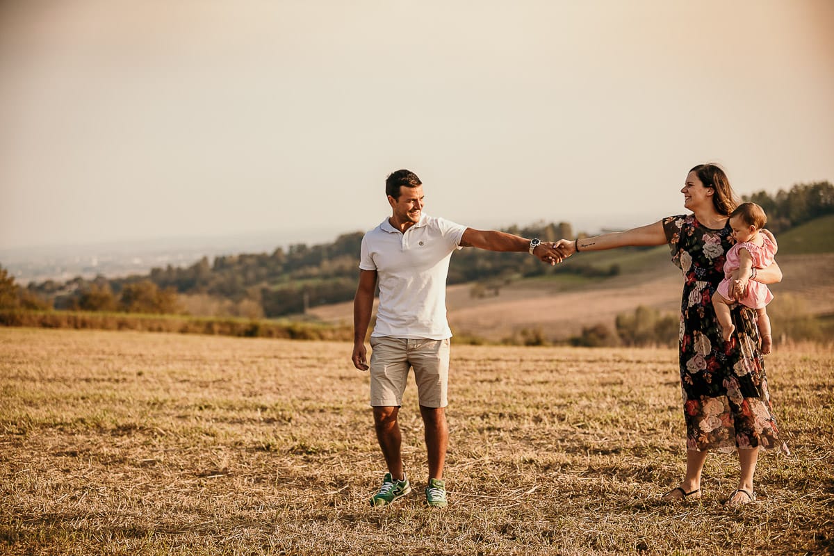Fotografia di famiglia a Chieri. Ritratti spontanei in esterno nelle colline intorno alla città, al tramonto.