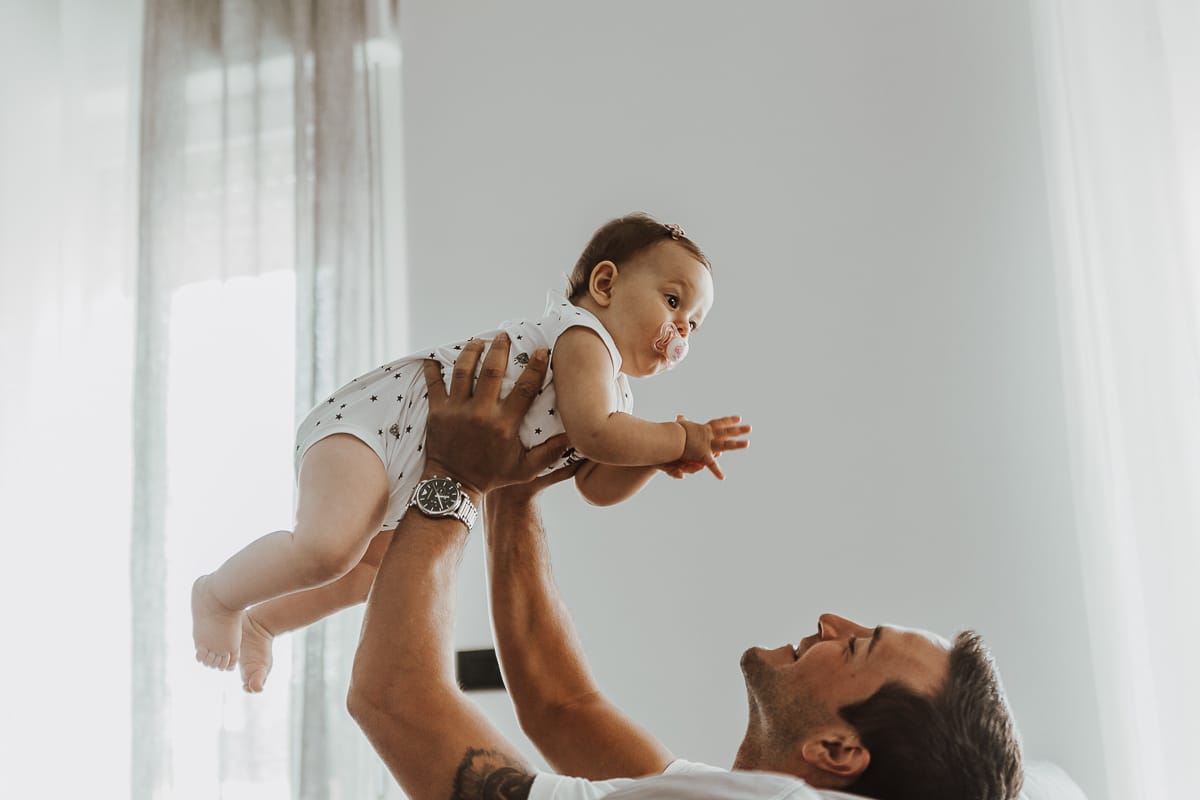 Fotografia di famiglia a Chieri. La piccola Aurora in braccio al papà