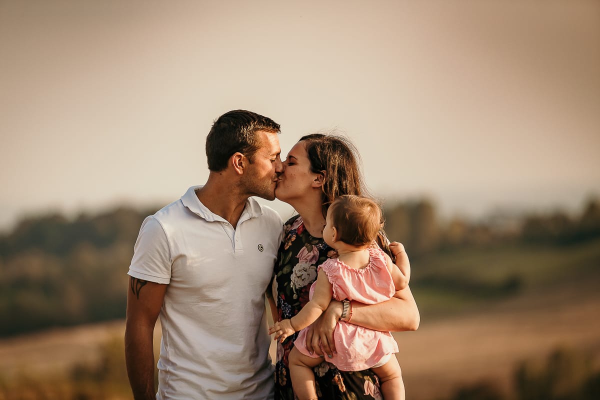 Fotografia di famiglia a Chieri. Ritratti spontanei in esterno nelle colline intorno alla città, al tramonto.