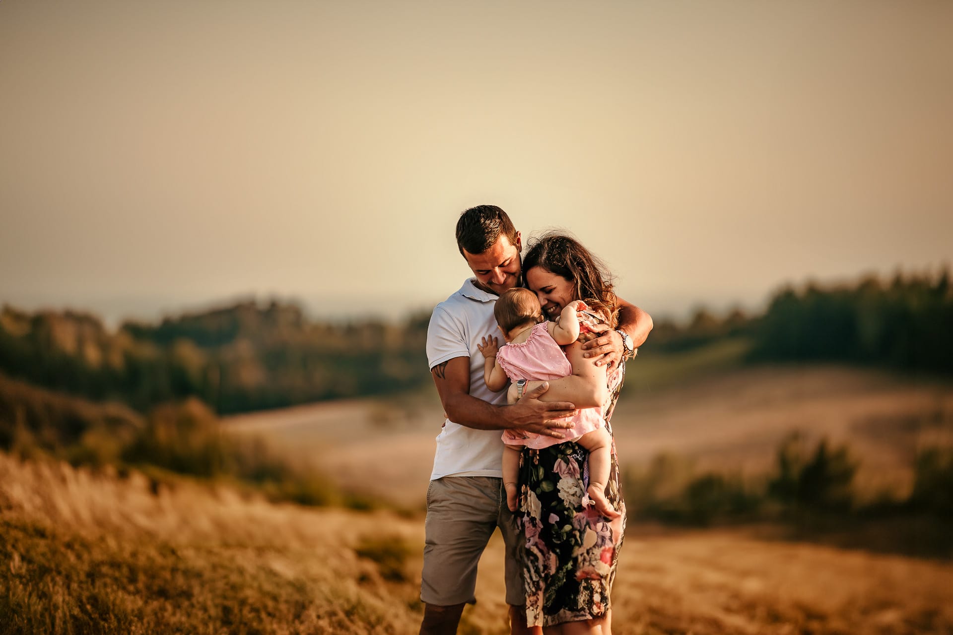 Fotografia di famiglia a Chieri. Ritratti spontanei in esterno nelle colline intorno alla città, al tramonto.