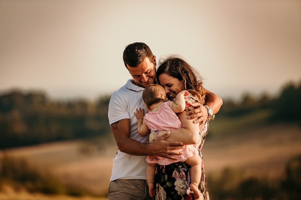 Fotografia di famiglia a Chieri. Ritratti spontanei in esterno nelle colline intorno alla città, al tramonto.