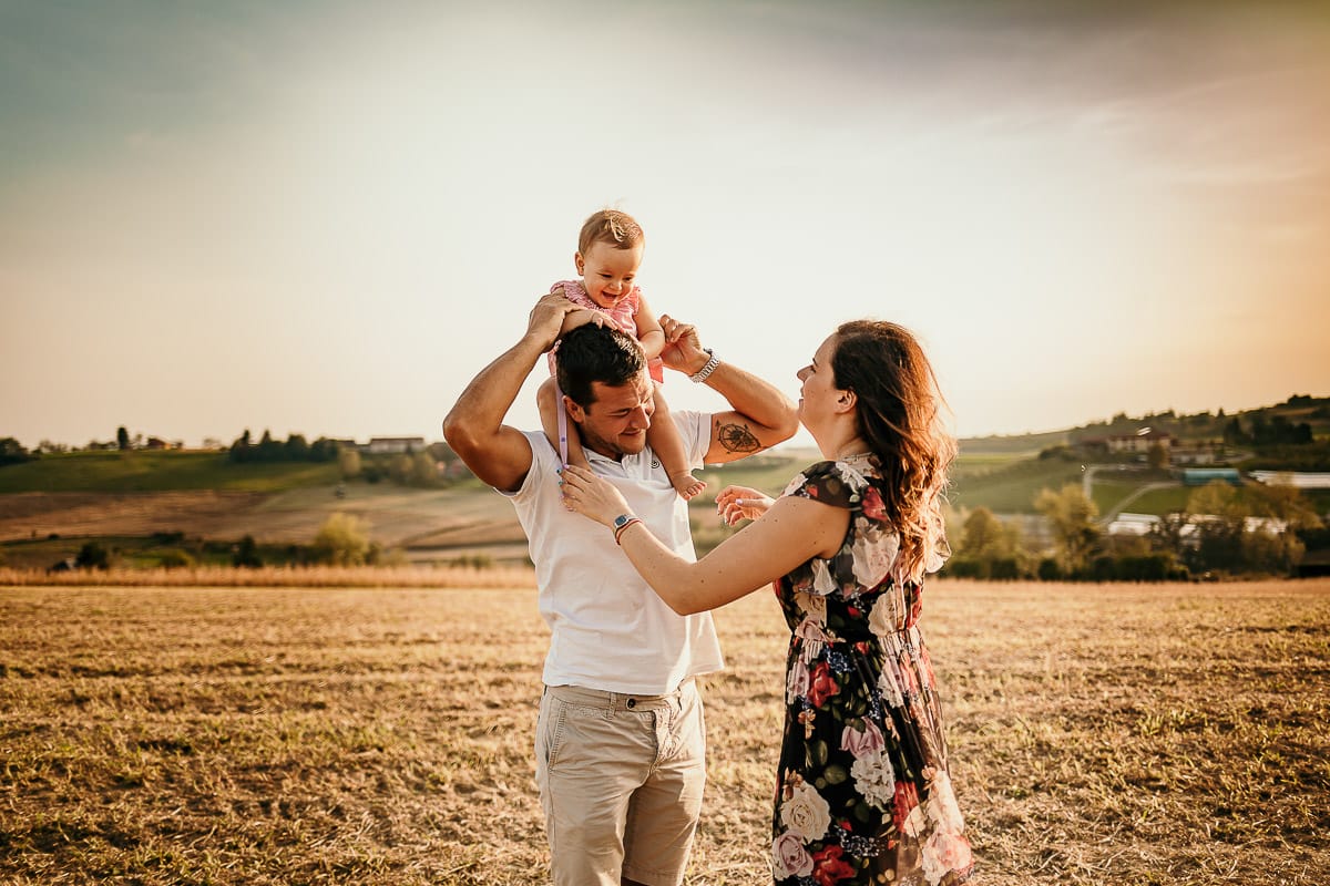 Fotografia di famiglia a Chieri. Ritratti spontanei in esterno nelle colline intorno alla città, al tramonto.