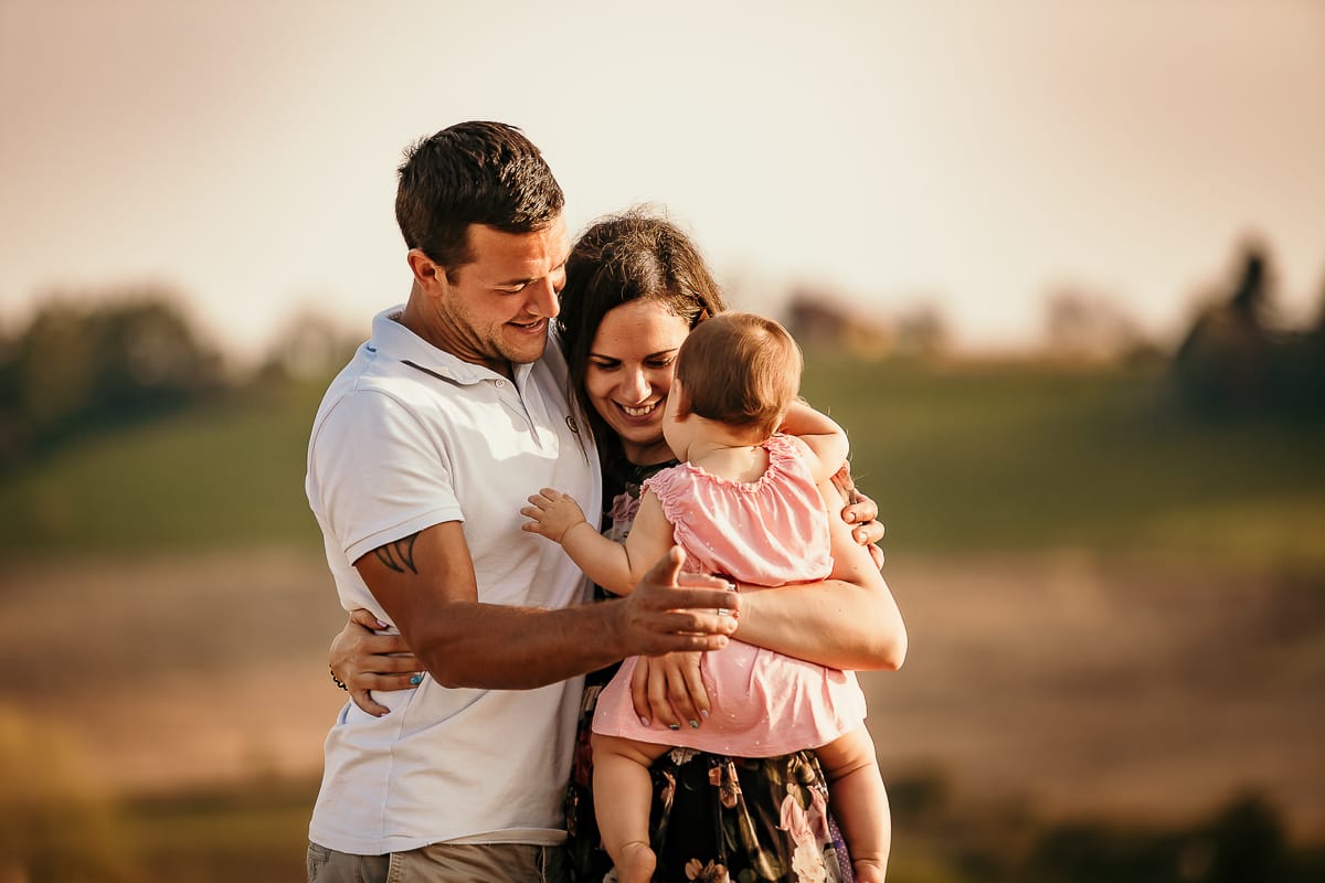 Fotografia di famiglia a Chieri. Ritratti spontanei in esterno nelle colline intorno alla città, al tramonto.