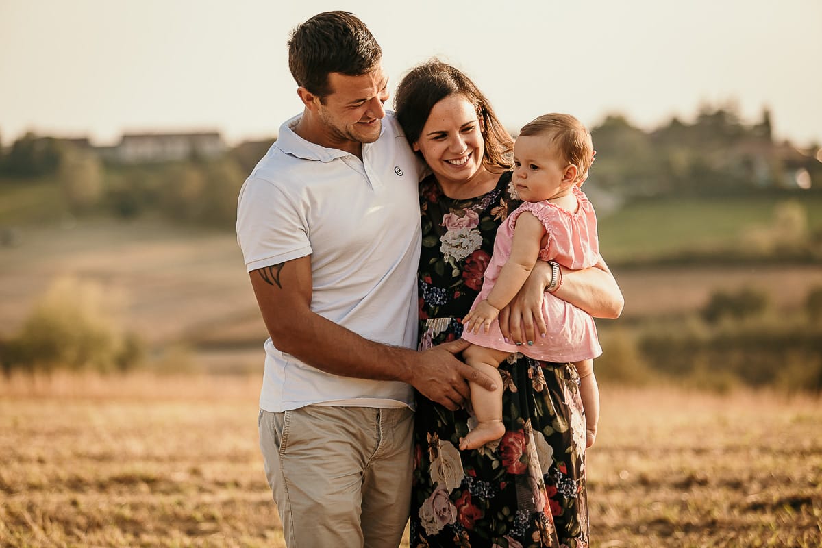 Fotografia di famiglia a Chieri. Ritratti spontanei in esterno nelle colline intorno alla città, al tramonto.