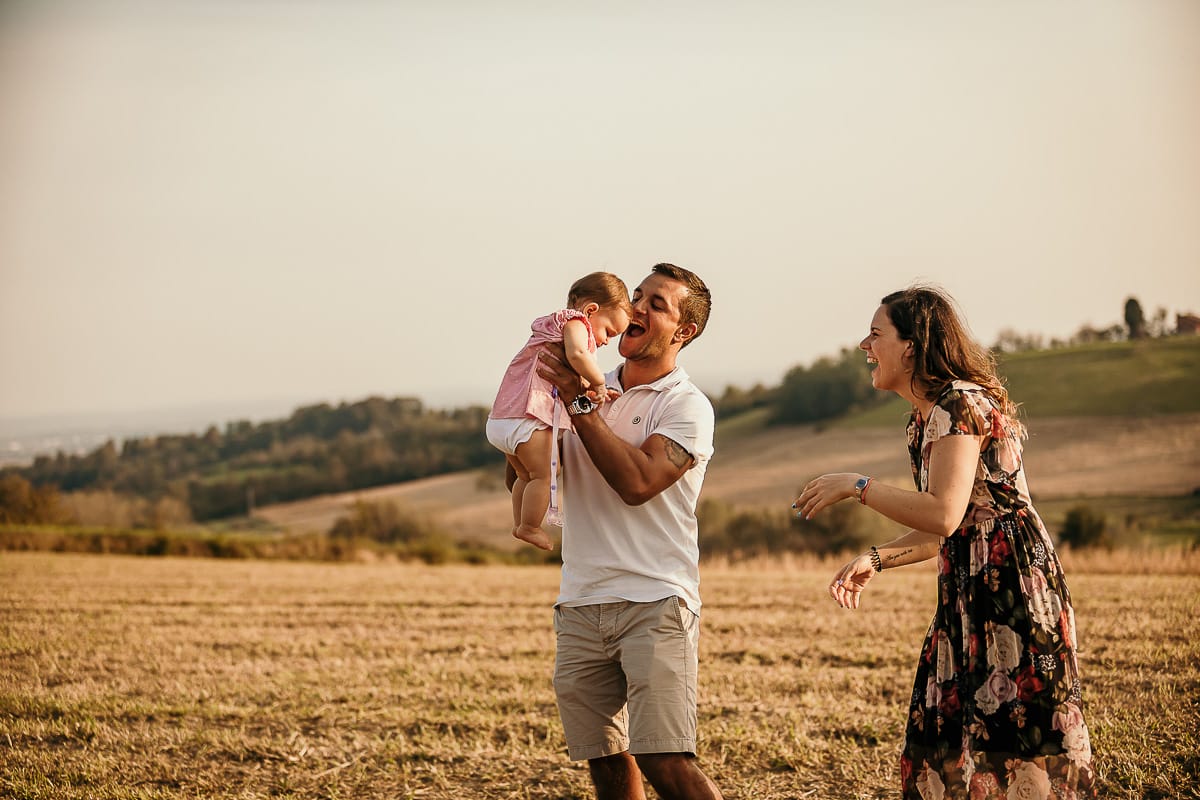 Fotografia di famiglia a Chieri. Ritratti spontanei in esterno nelle colline intorno alla città, al tramonto.